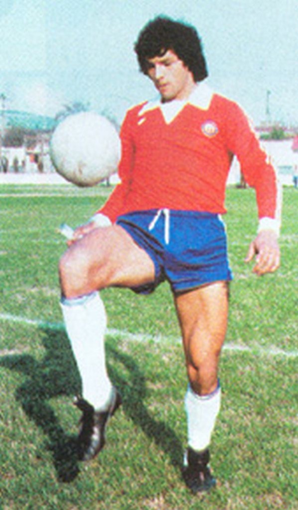 [VIDEO] ¿Te acuerdas de la "chilena" que hizo Sandrino Castec jugando por la Roja contra Argentina?