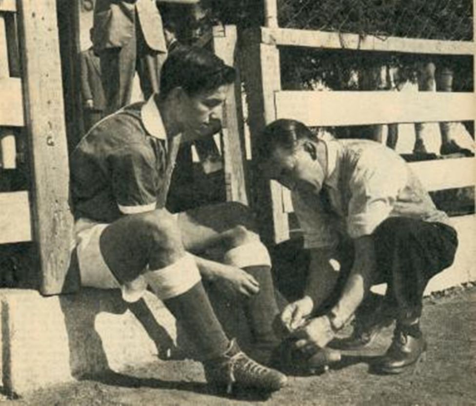 El momento en que un joven Leonel Sánchez era ayudado por su padre, quien le ataba los cordones de sus zapatados