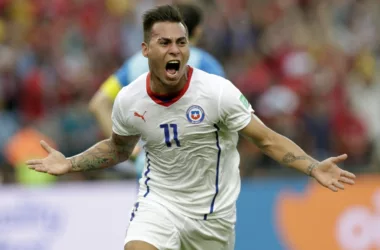 [Fotos] Aránguiz y Vargas celebraron ante los españoles