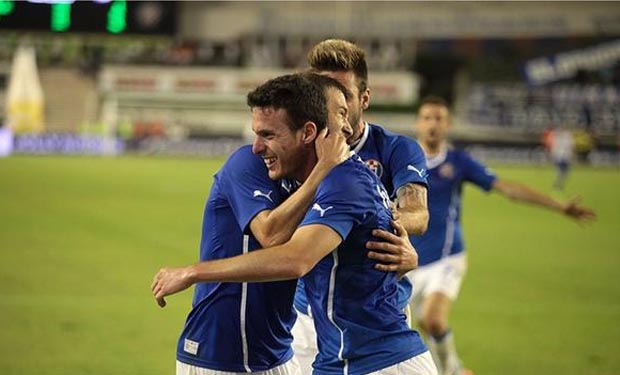 Henríquez anotó su noveno gol en doce partidos con el Dinamo