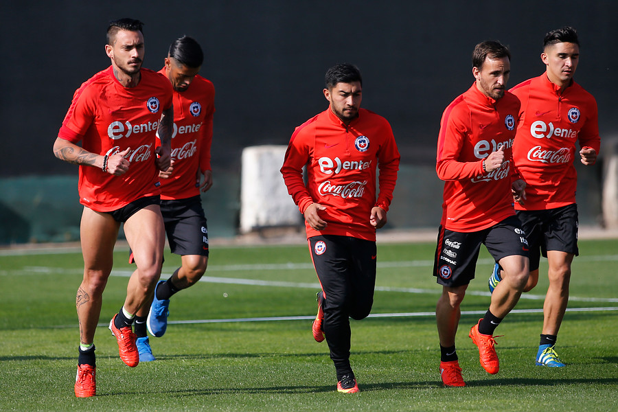 Tres jugadores identificados con la 'U' se perfilan como titulares frente a Paraguay
