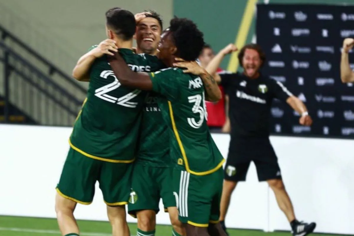 Feroz cabezazo: Felipe Mora volvió al gol en dura derrota de su equipo en Estados Unidos