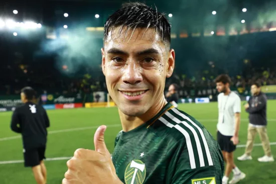 Pequeña luz de esperanza: Familia de Felipe Mora no descarta un posible regreso del delantero a la U