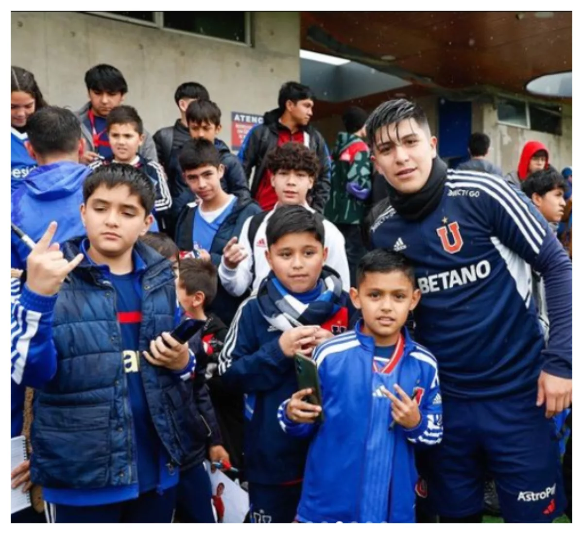 Marcelo Morales compartió con las decenas de seguidores de las escuelas de fútbol que asistieron al CDA.