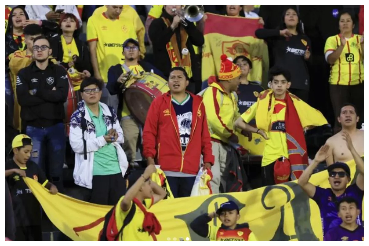 Piden sus cabezas: hinchas indignados con exentrenador de la U y exarquero azul