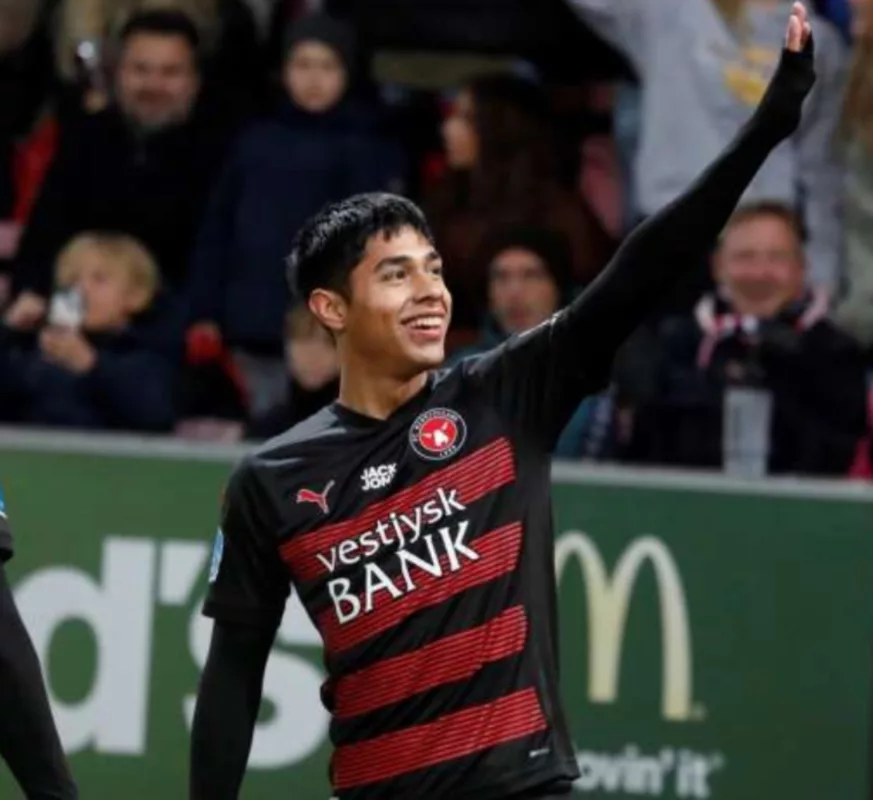 Dinamarca a sus pies: La simbólica foto que Midtjylland le tomó a Darío Osorio por su presencia en la Selección de Chile
