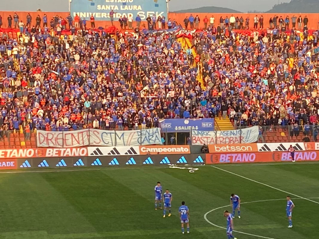 Fastidiados con Azul Azul: Molestos hinchas de la U desplegaron vistosos lienzos contra la concesionaria en Santa Laura