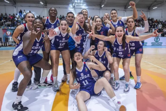 Llenan de orgullo: Equipo femenino de básquet de la U se subió al podio en torneo internacional organizado por FIBA