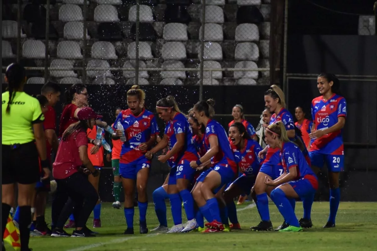 Nueva candidata: Entrenadora brasileña se habría reunido con la U femenina para explicar su proyecto deportivo