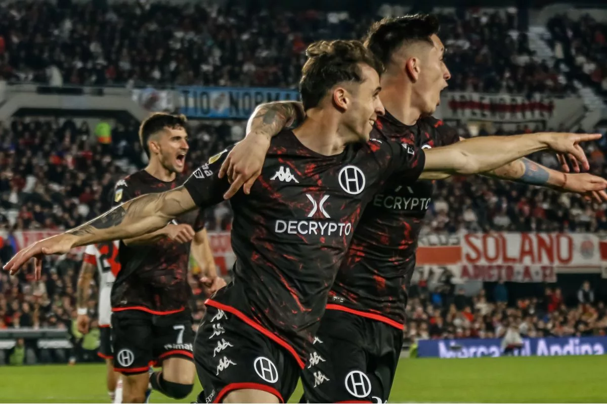 Suben como globo: Rodrigo Echeverría destaca en victoria de Huracán sobre River Plate y suma tres puntos valiosos para dos objetivos importantes