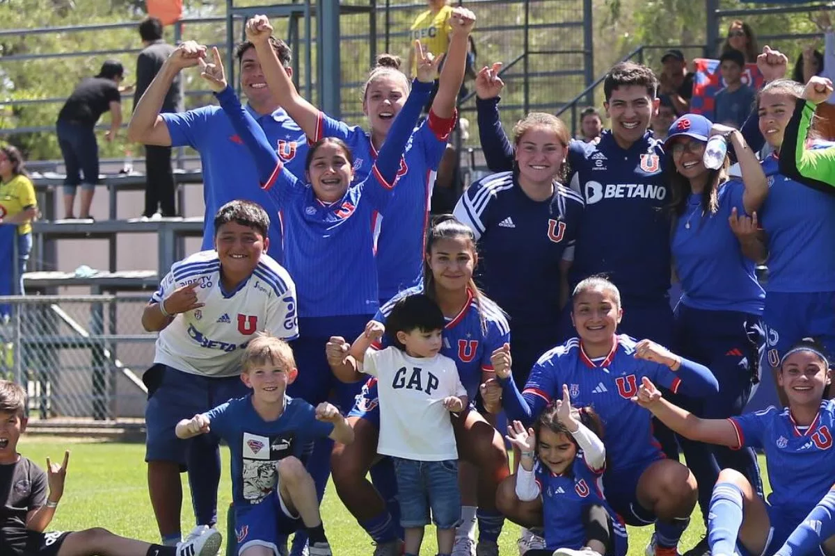 Consejos, fotos y charla con exDT de la U: Los detalles de la presencia de Chupete Suazo viendo a sus hijas Grettel y Arantza en el CDA