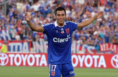 Eduardo Vargas celebrando un gol con Universidad de Chile.