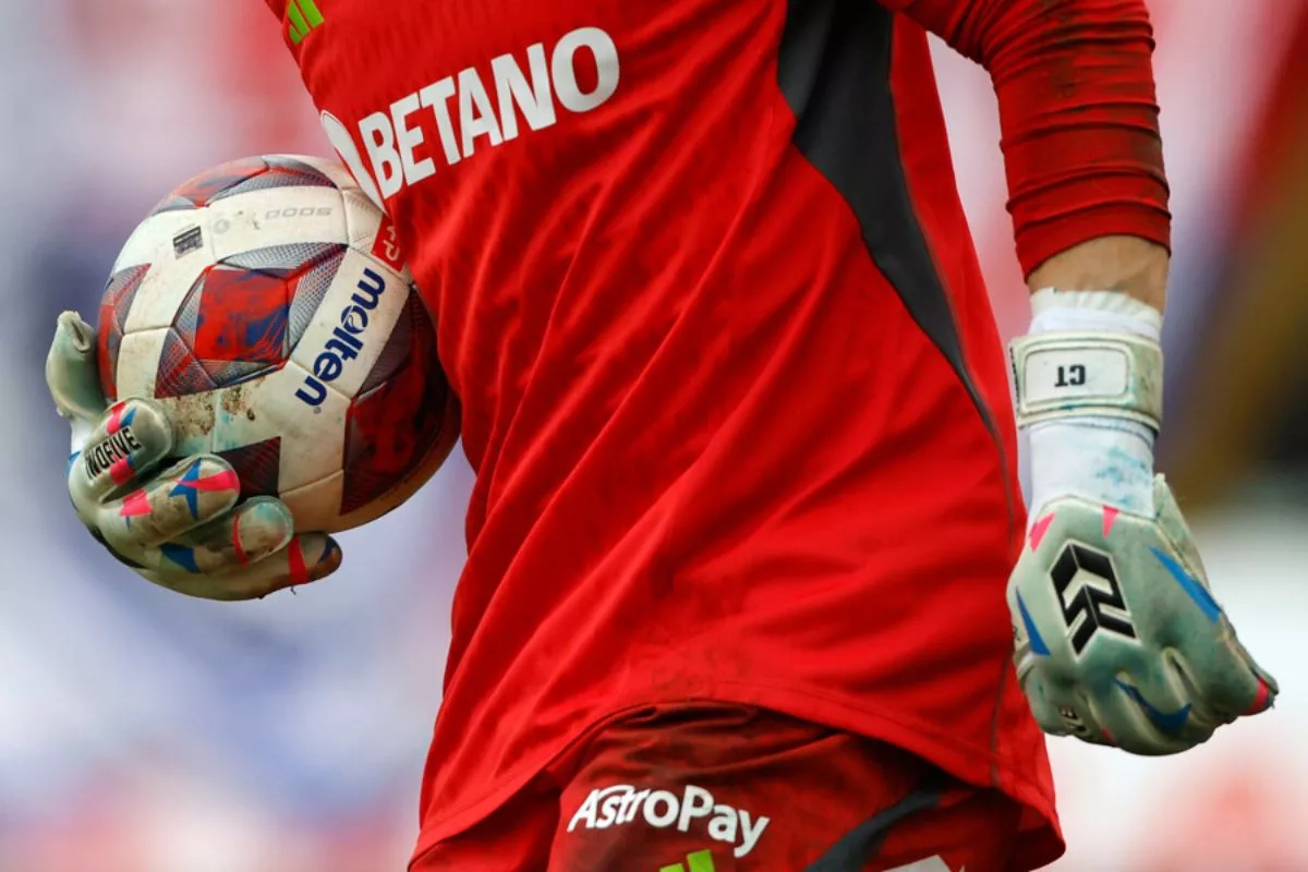 Vendría de Argentina: La U busca la fórmula para fichar a experimentado portero para el 2024