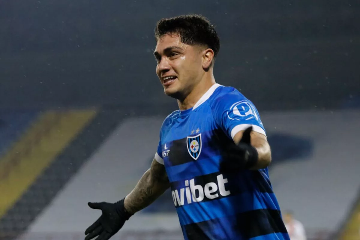 "Bienvenido sea si me llama": Volante de Huachipato no le cierra la puerta a un posible arribo a la U tras la llegada de Gustavo Álvarez