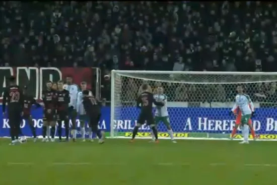 [VIDEO] ¡Lo evitó el portero! Darío Osorio casi marca golazo de tiro libre en el clásico del FC Midtjylland
