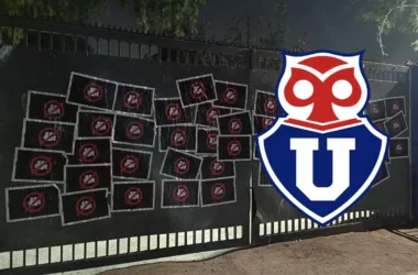 Así amaneció el portón de CDA: ¿Qué significan estos extraños carteles?