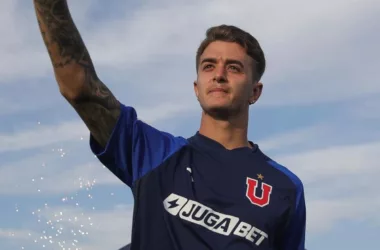 Franco Calderón se empapó de Universidad de Chile: Hasta su mascota se vistió de azul