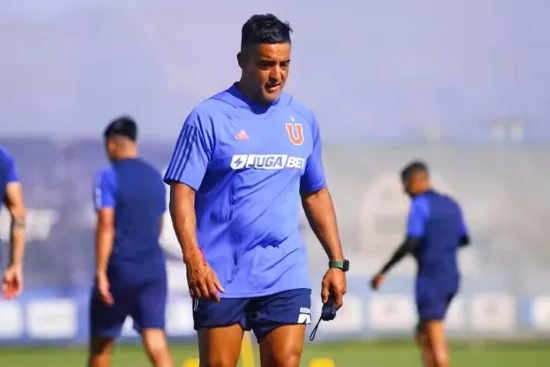 El notable gesto del preparador físico de la U: se transporta al CDA en bicicleta