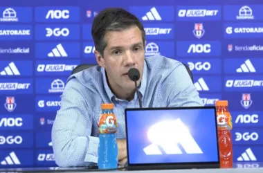 Presidente de Azul Azul en conferencia.