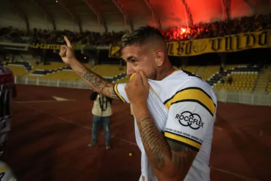 "Voy viajando": Rodrigo Holgado habló con medio regional sobre su futuro y confirmó que va camino a su pretemporada