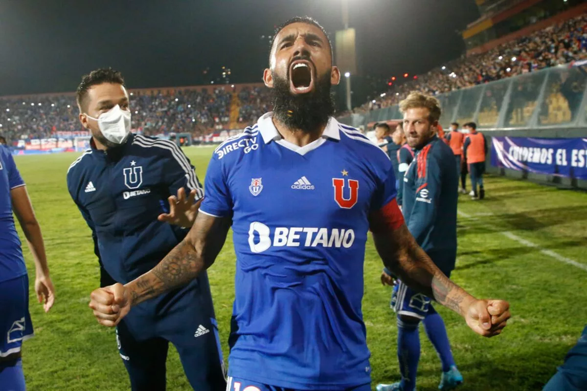 Alista su 2024: Ronnie Fernández se muestra con la camiseta de Universidad de Chile