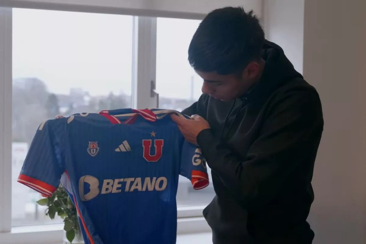 No olvida al club: Darío Osorio mostró los accesorios de la U que guarda en su casa en Dinamarca