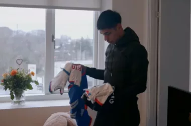 No olvida al club: Darío Osorio mostró los accesorios de la U que guarda en su casa en Dinamarca