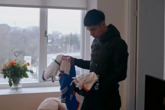 No olvida al club: Darío Osorio mostró los accesorios de la U que guarda en su casa en Dinamarca
