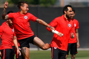 El regreso de Eduardo Vargas a la Selección Chilena: Referente le dio la bienvenida con fuerte abrazo