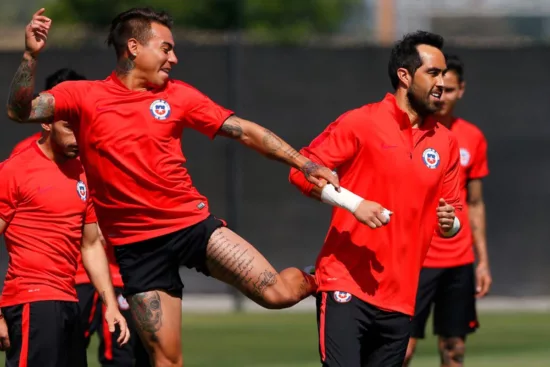 El regreso de Eduardo Vargas a la Selección Chilena: Referente le dio la bienvenida con fuerte abrazo