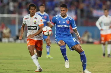 Primer plano a Emmanuel Ojeda con camiseta de Universidad de Chile.