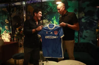 Uno envió hasta saludos a los hinchas: Universidad de Chile regaló camisetas a campeones del Mundo y leyendas del fútbol