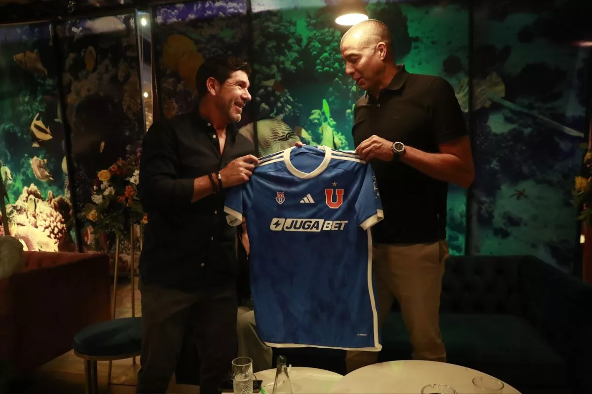 Uno envió hasta saludos a los hinchas: Universidad de Chile regaló camisetas a campeones del Mundo y leyendas del fútbol