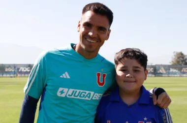 Toselli le dio un gran consejo: Niño agredido en el Monumental recibió el cariño del plantel de la U