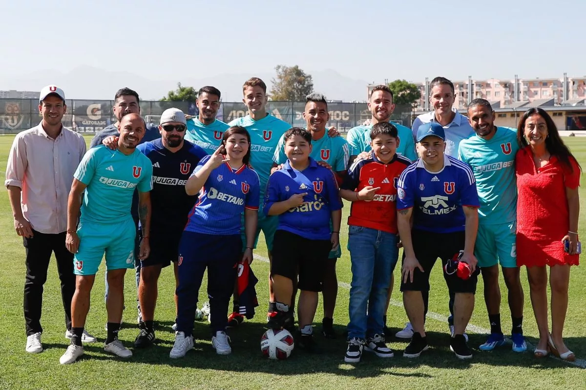 Toselli le dio un gran consejo: Niño agredido en el Monumental recibió el cariño del plantel de la U