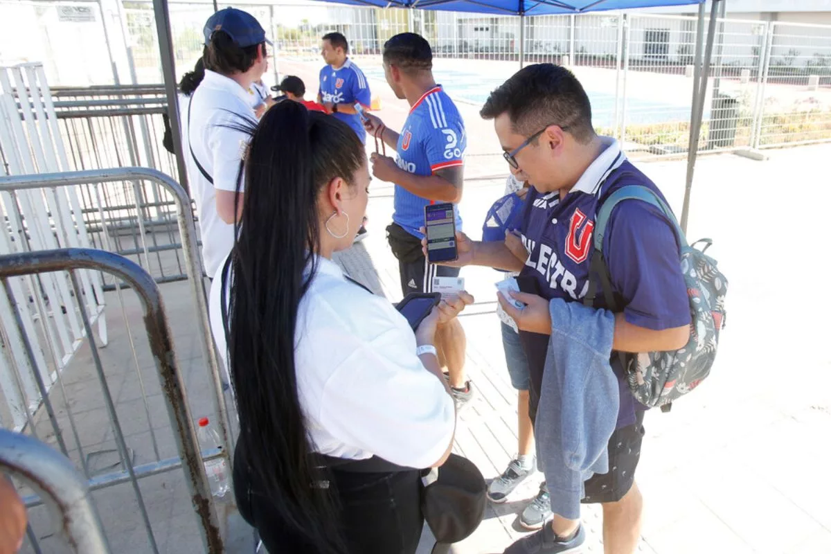 Para el choque contra Cobreloa: La excepcional medida de la Delegación Presidencial para vender entradas a los hinchas de la U