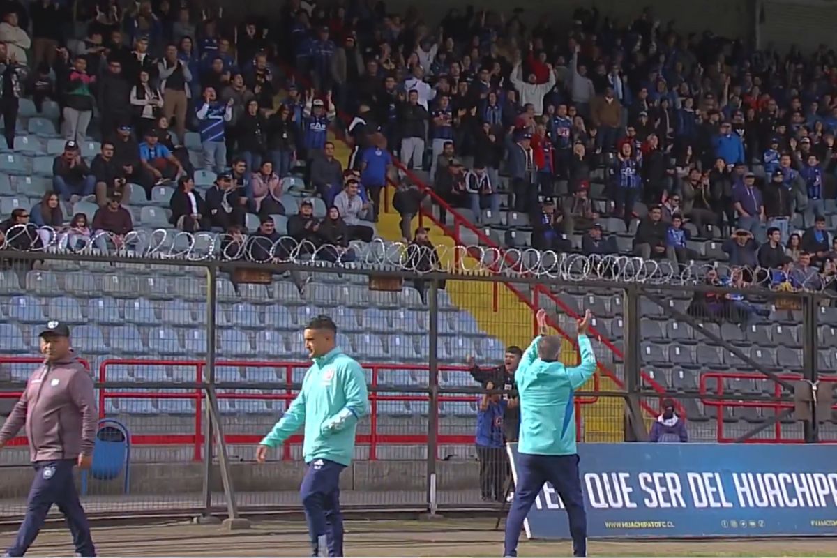Recibido con aplausos: La ovación de hinchas de Huachipato a Gustavo Álvarez