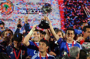 La U levantando la Copa Sudamericana.