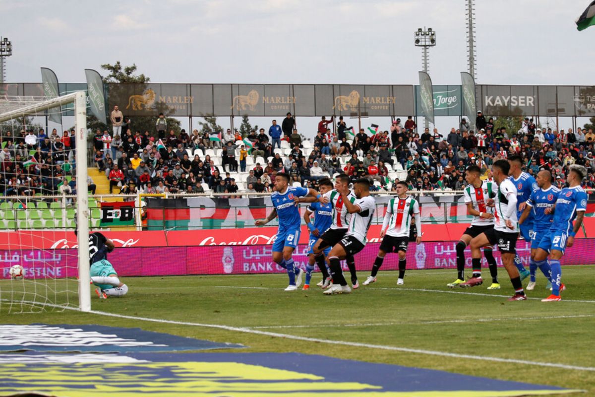 La U y Palestino empataron en un festival de errores, pero con el León rugiendo solo en la cima