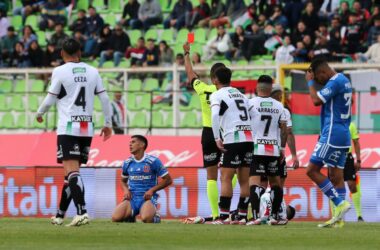 Dura e innecesaria: La infracción de Israel Poblete que dejó a la U con 10 jugadores