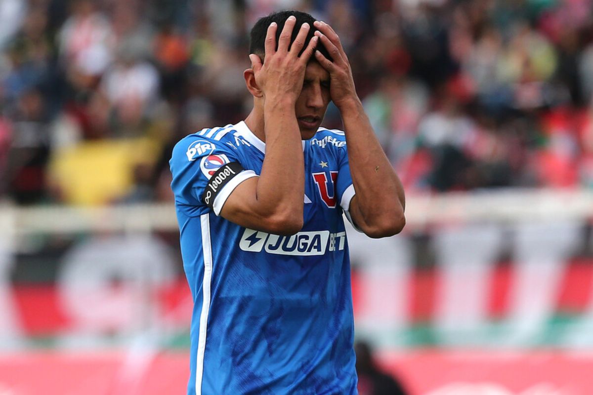 Jugador de la U improvisó como central y Cristián Caamaño no quedó convencido: "Me parece extraño"