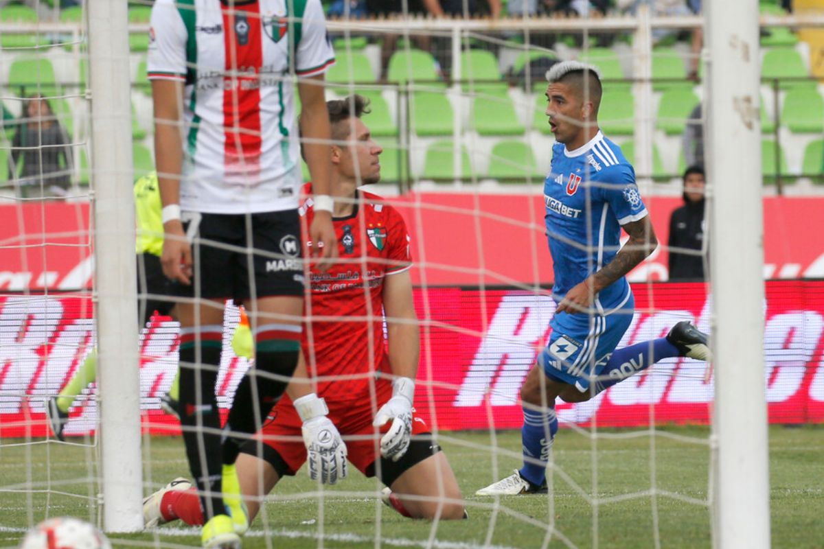 La U y Palestino empataron en un festival de errores, pero con el León rugiendo solo en la cima
