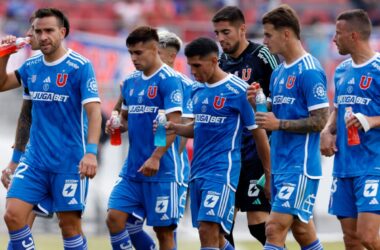 Jugadores de la U saliendo de la cancha.