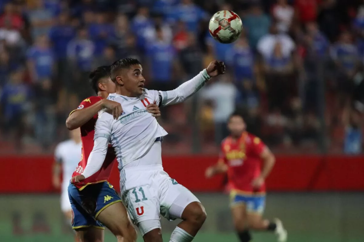 Suma pocos minutos con Gustavo Álvarez e ídolo de la U salió en su defensa: "El fútbol es injusto con él"
