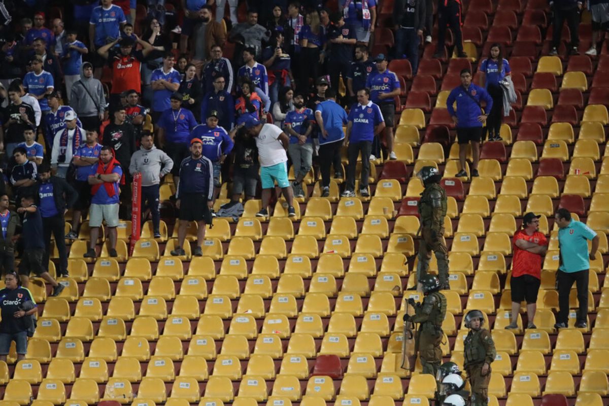 Por lanzar objetos: Esto resolvió el Tribunal de Disciplina contra la U tras conducta de hinchas en Santa Laura