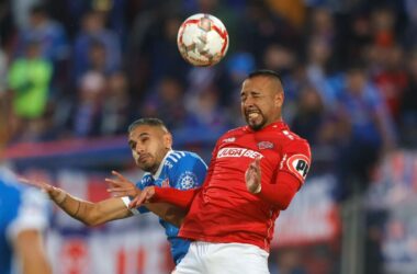 Jugador de la U le pegó en la cara y terminó enfurecido con el arbitraje: "Son un desastre"