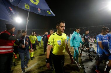 Cristian-Garay retirándose del campo de juego del Estadio Nacional.