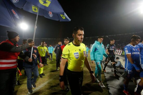 Cristian-Garay retirándose del campo de juego del Estadio Nacional.