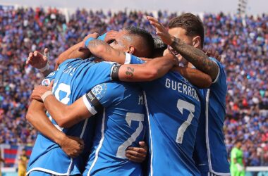 Primer plano a plantel de Universidad de Chile celebrando un gol.