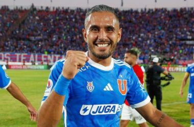 Federico Mateos con el puño en alto tras un partido de Universidad de Chile.